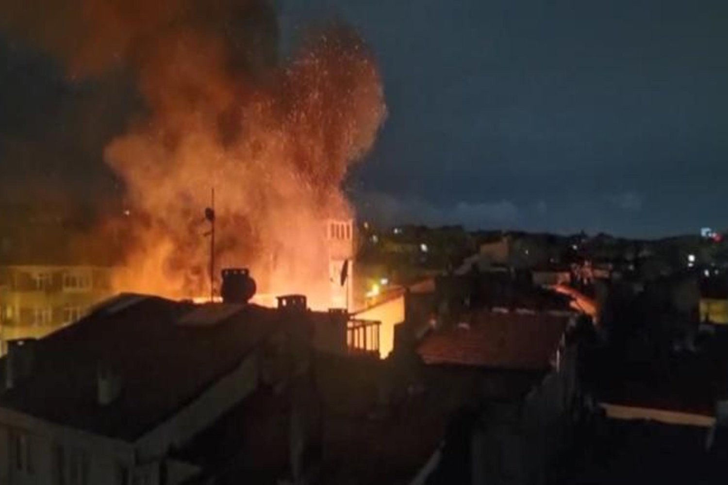 Fatih'te Metruk Binada Yangın: Ahşap Bina ve Kuzeydeki Ahşap Yapı Zarar Gördü