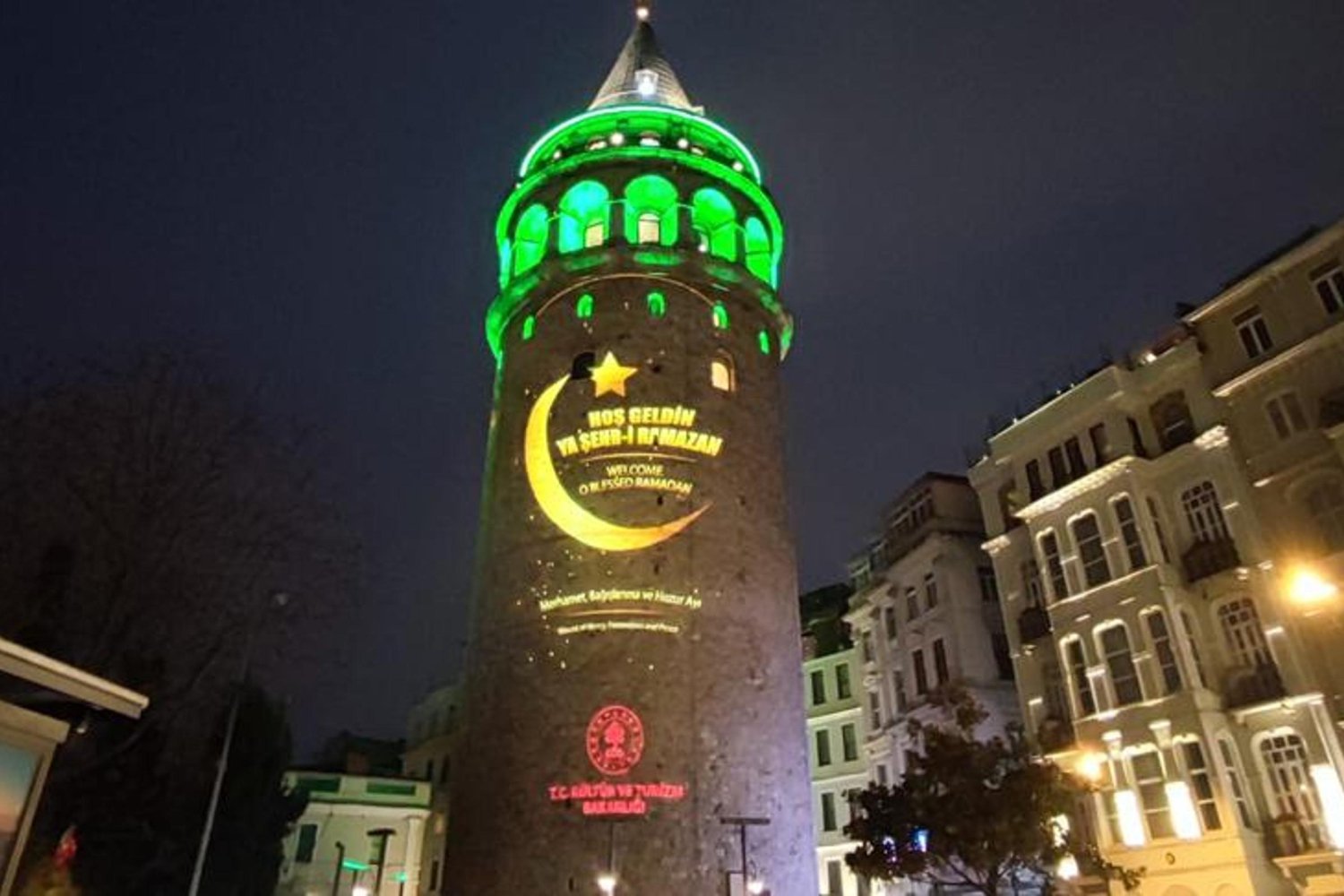 İstanbul'da Ramazan Coşkusu: Galata Kulesi Yeşil Işıklarla Işıldıyor