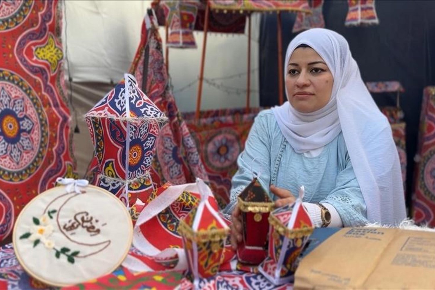 Gazze'de Yardım Kolilerinden Yapılan Fenerlerle Ramazan Sevinci