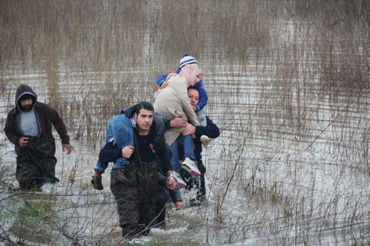Manisa Gediz Nehri Taşıyor: Baba ve 4 Çocuk Kuvvetli Su Altında Kurtarıldı