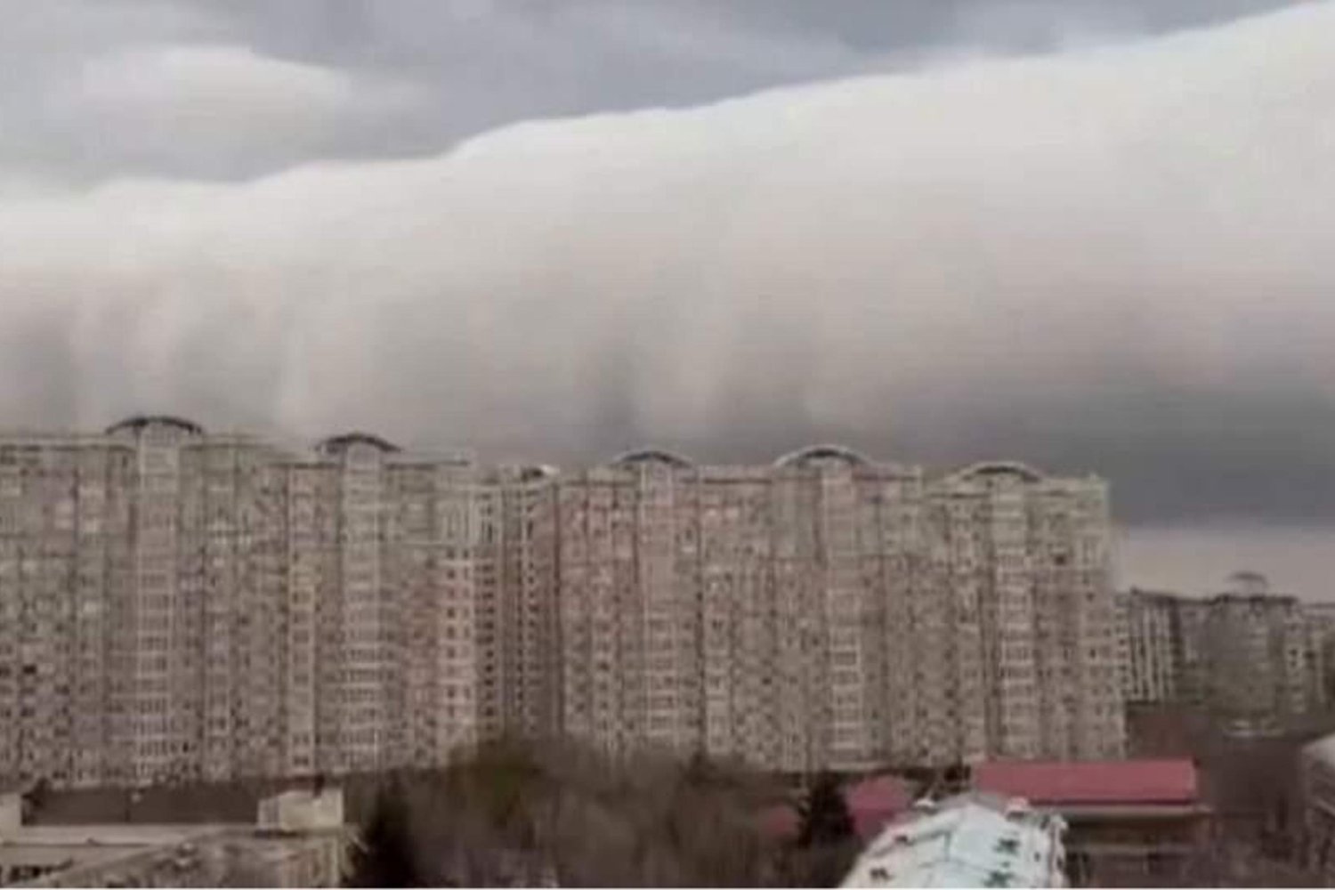 Almatıda Dev Koyu Renkli Bulut Gökyüzünü Kapladı: Uzmanlar Nedenini Anlattı