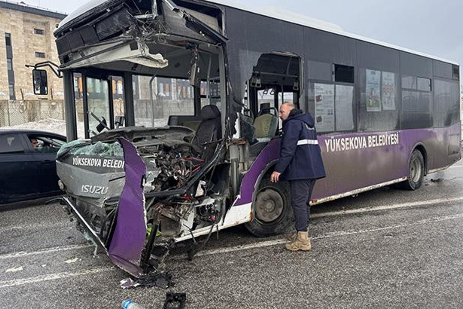 Yüksek Hızda Çarpışma: Otobüs ve Minibüs Kaza Sonrası Yaralılar Hastaneye Kaldırıldı