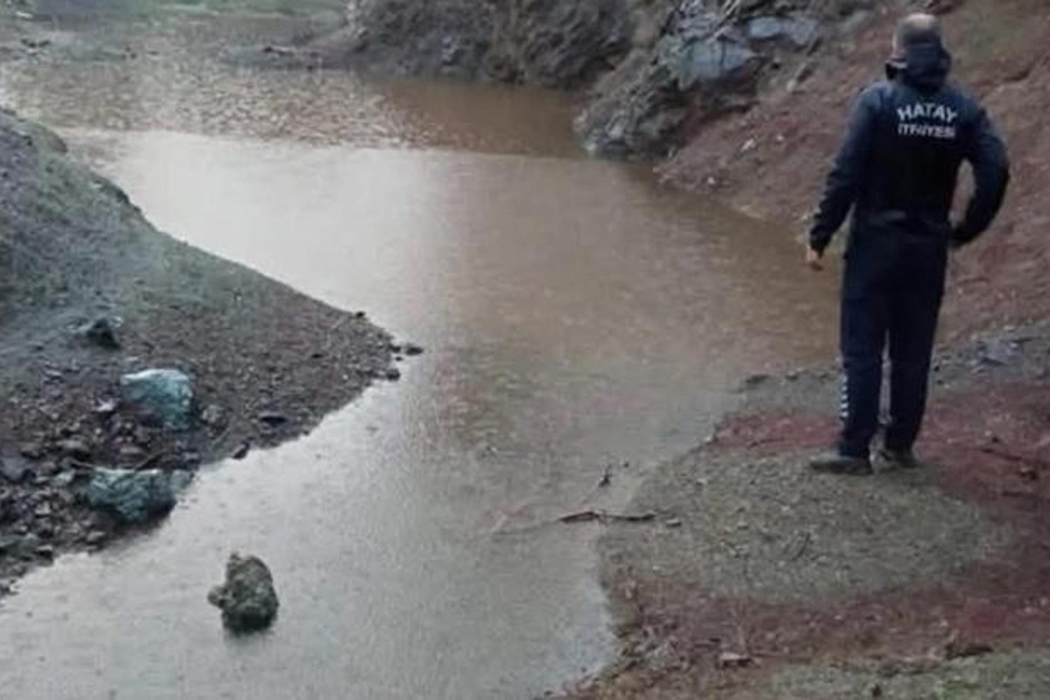 Hatay'da Çocuk Düştü: 1,5 Metre Derinlikteki Çukura Düğerek Can Armatı