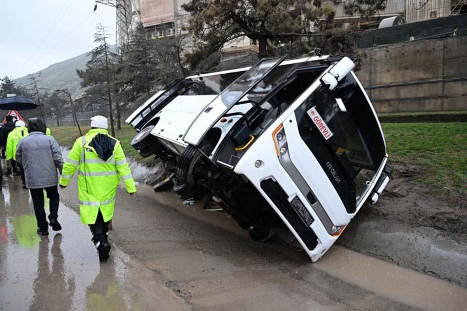 Isparta Kazası: Yağışlı Yolda Cezaevi Aracı Devrildi, 3 Jandarma Yaralandı