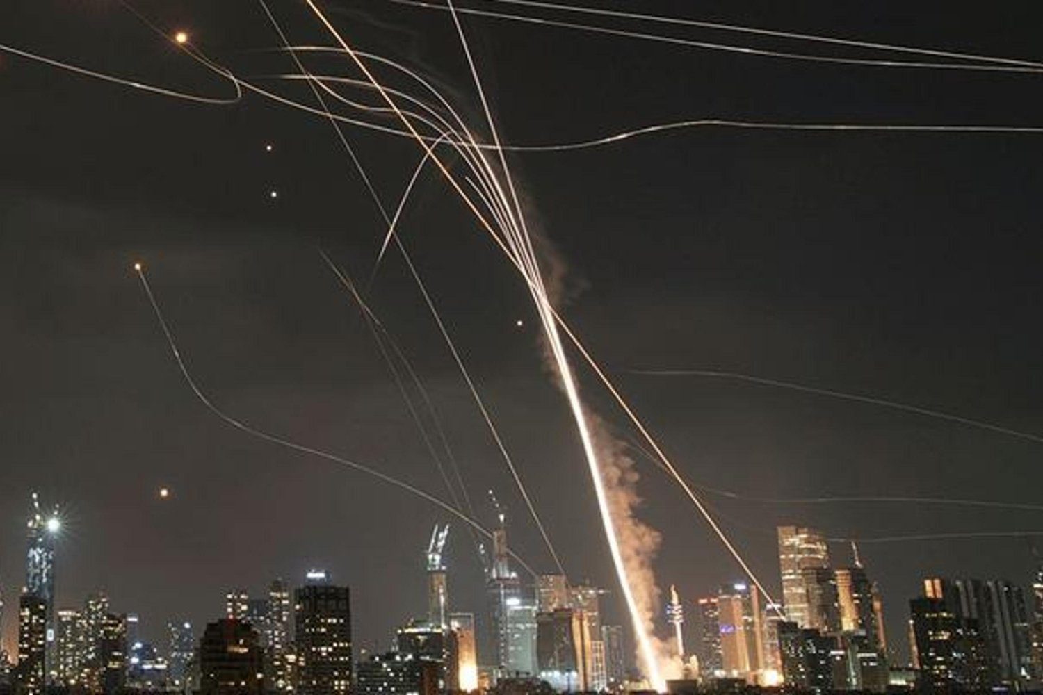 İsrail ve İran Gerilimi Tırmanıyor: Bölge Savaş Eşiğinde!