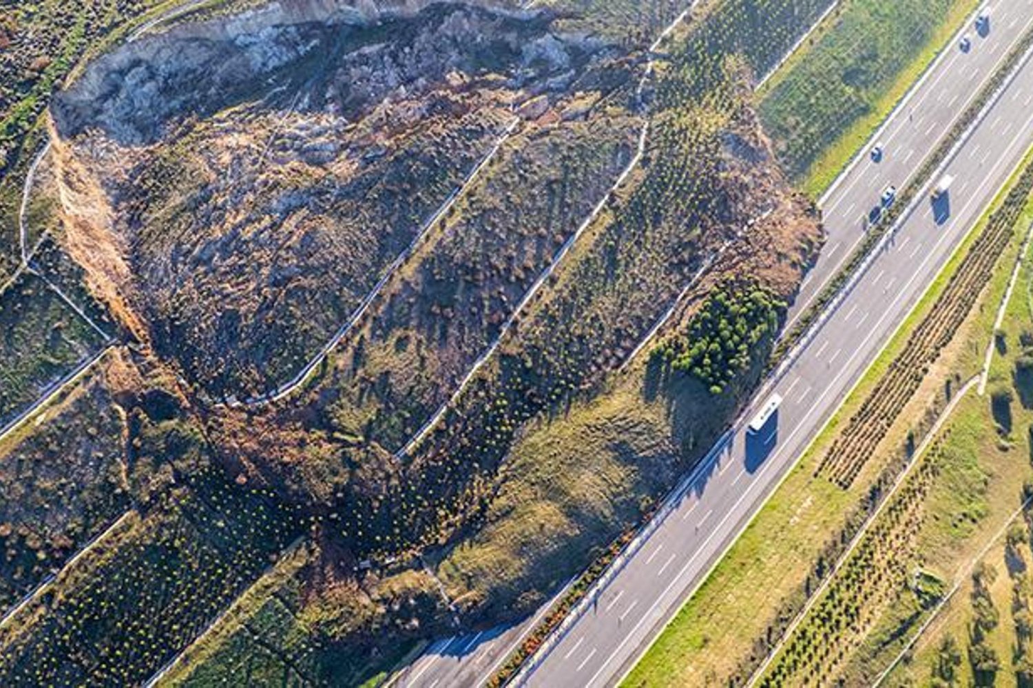 İstanbul-İzmir Otoyolu'nda Heyelan Uyarısı: Trafik Kontrollü Akıyor