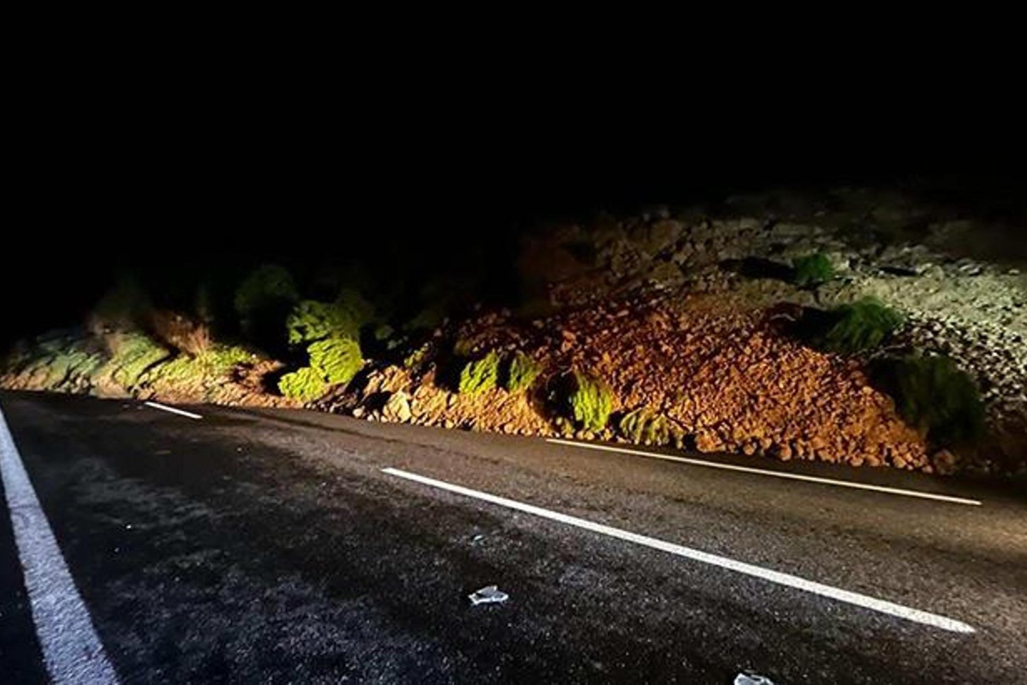 Toprak Kayması Otoyolda 3 Şeridi Ulaşıma Kapattı - Güvenlik Çalışmaları Sürüyor