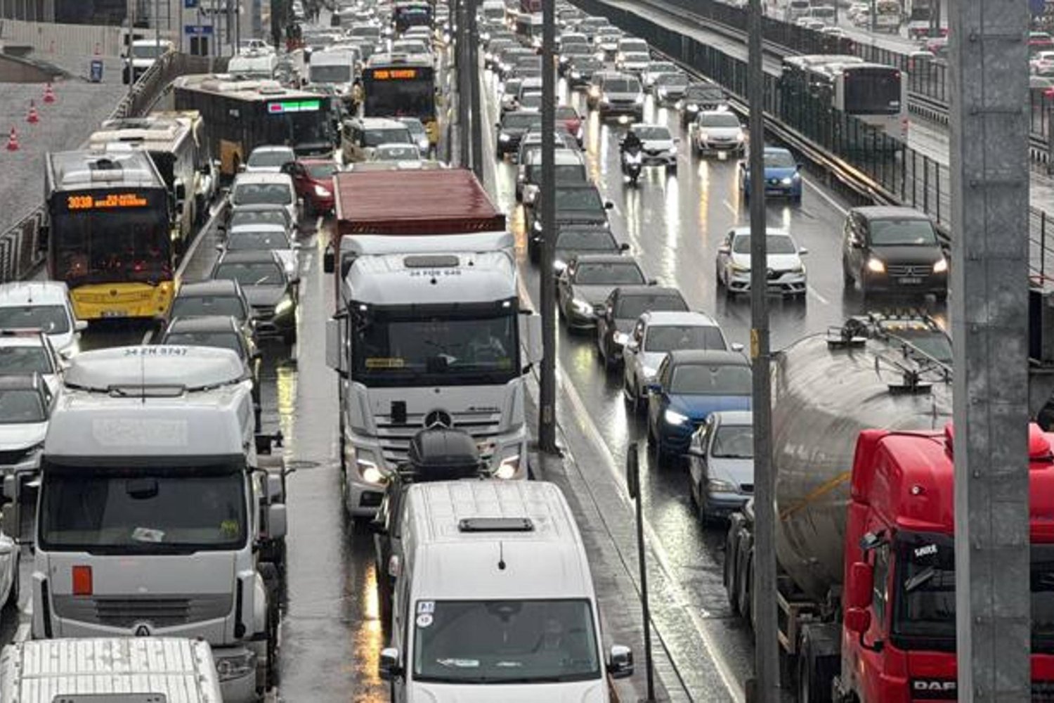 İstanbul Trafik Durumu yüzde 90'a Yaklaştı: Polis Uyarısı ve Yoğun Sürüşler