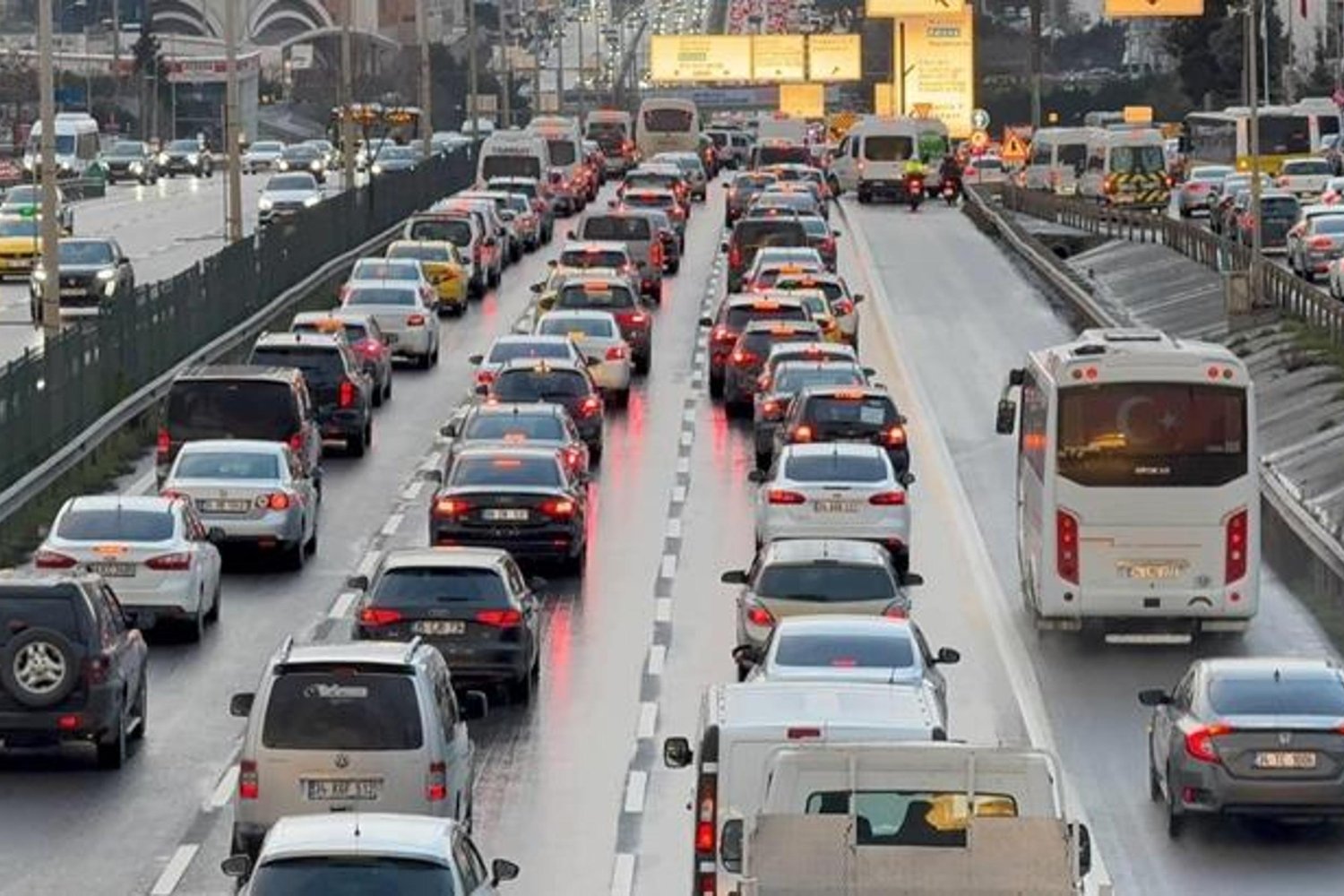 İstanbul Trafik Yoğunluğu Yüzde 85'e Ulaştı Ramazan Akşamı Dikkat!