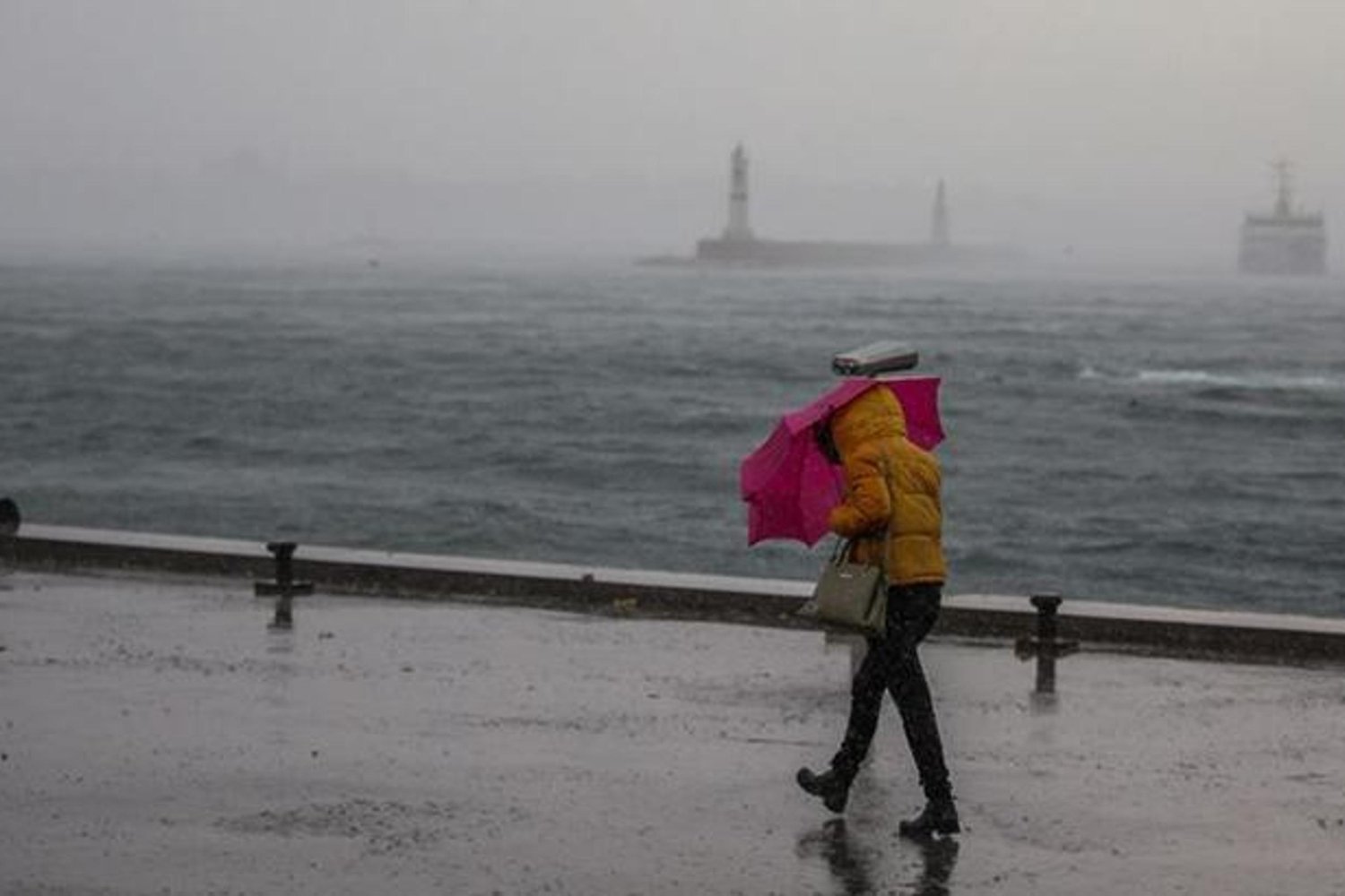 İstanbulda Kuvvetli Rüzgar Uyarısı: Fırtına ve Aksamalar Bekleniyor