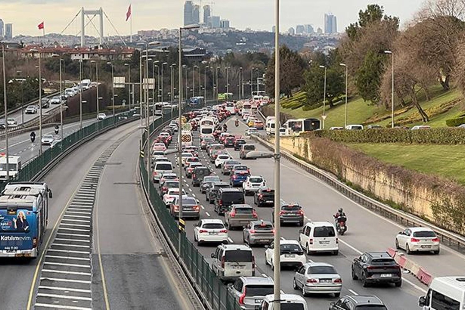 İstanbul'da Yoğun Trafik: İş ve İftar Saatleri Trafik Çileye Döndü