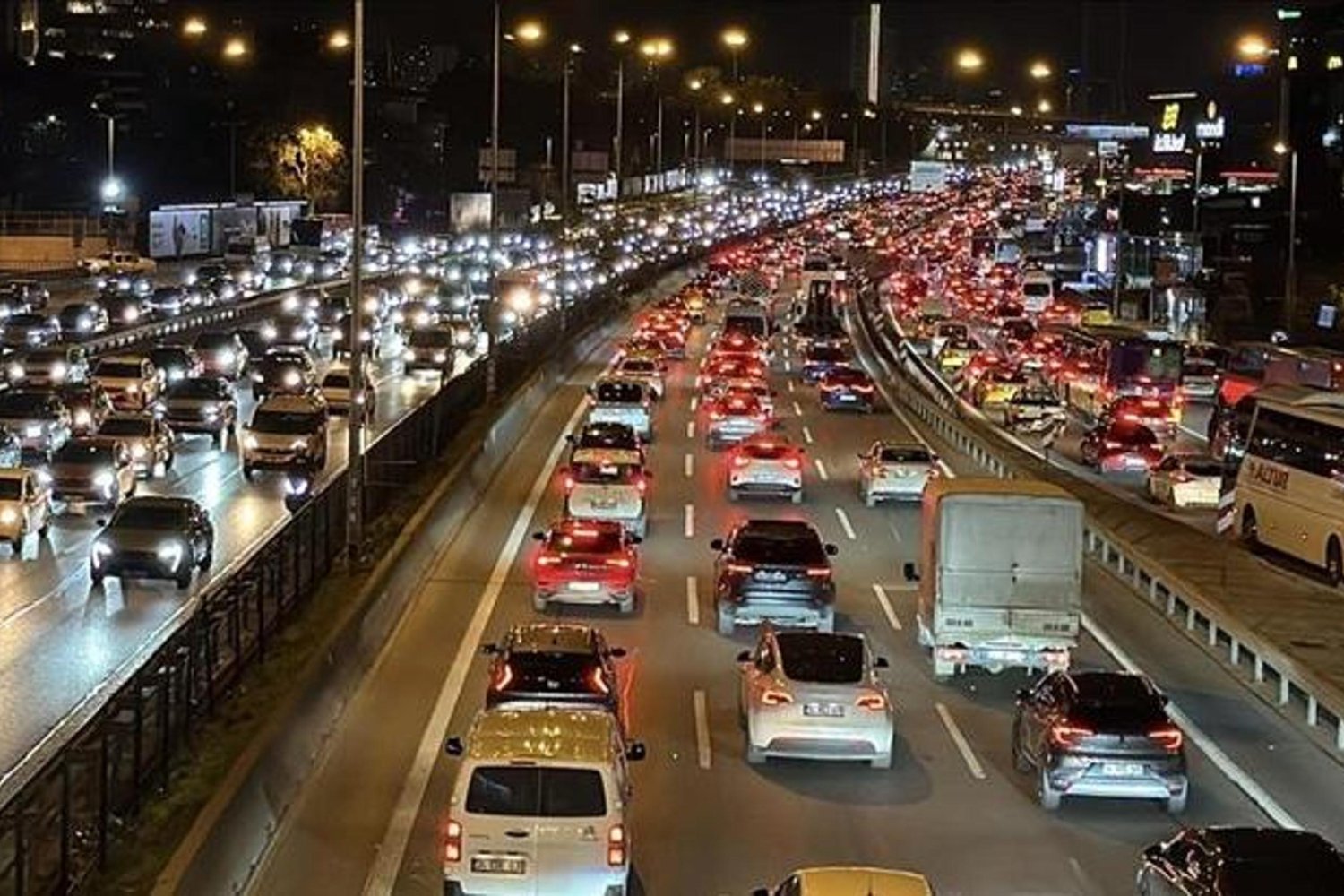 İstanbul Trafik Yoğunluğu Günün Sonunda %85'e Ulaştı!
