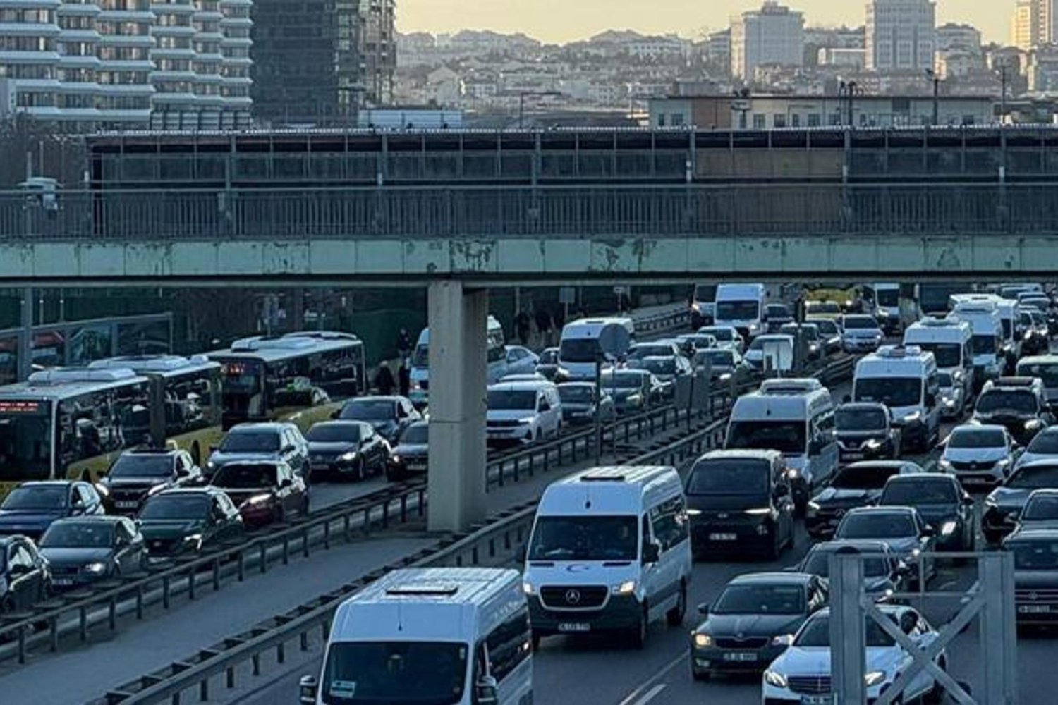 İstanbul Trafik Yoğunluğu Artışta: İftara Yaklaşırken Araçlar Hızlı Akan Trafikte