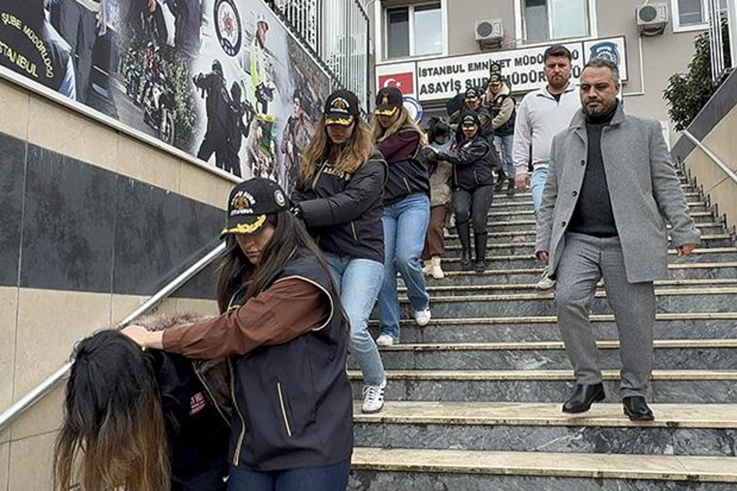 İstanbul'da Oturum Belgesi Dolandırıcılığı Operasyonu: Filipinli 11 Şüpheli Adliyede