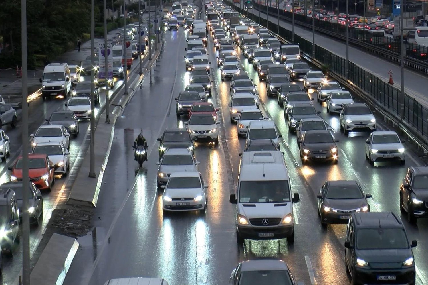 İstanbul'da Trafik Yoğunluğu %90'a Ulaştı: Sürücülere Kritik Uyarı