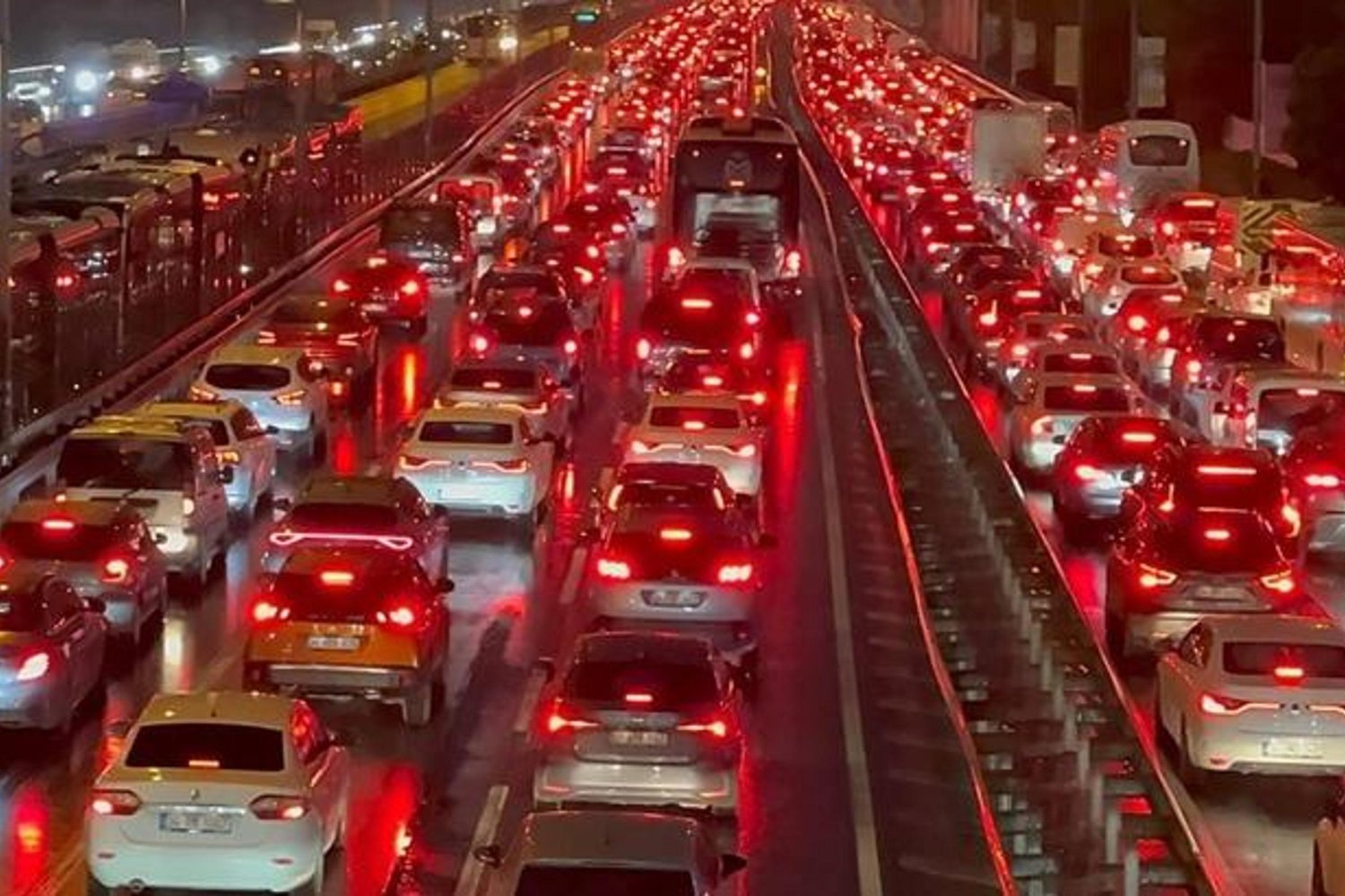 İstanbul'da Akşam Trafik Çileleri: Köprüler ve Otoyollarda Yoğunluk Yoğunluğu
