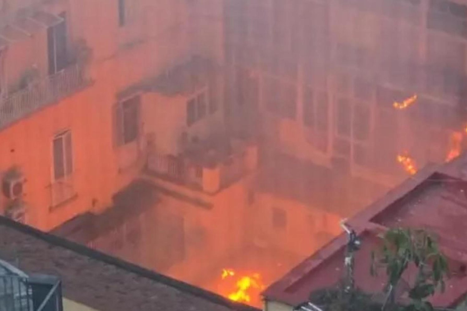 Napoli'de Tarihi Sannazaro Tiyatrosu Yangını Sokağa Düştü