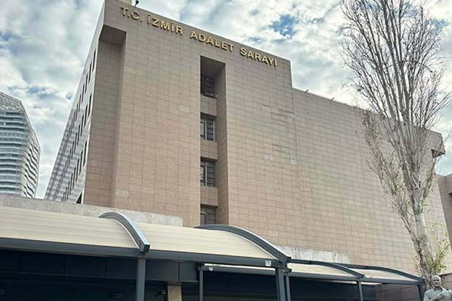 İzmir'de Kentsel Dönüşümde Dolandırıcılık Şoku: 23 İZBETON Çalışanı Gözaltında