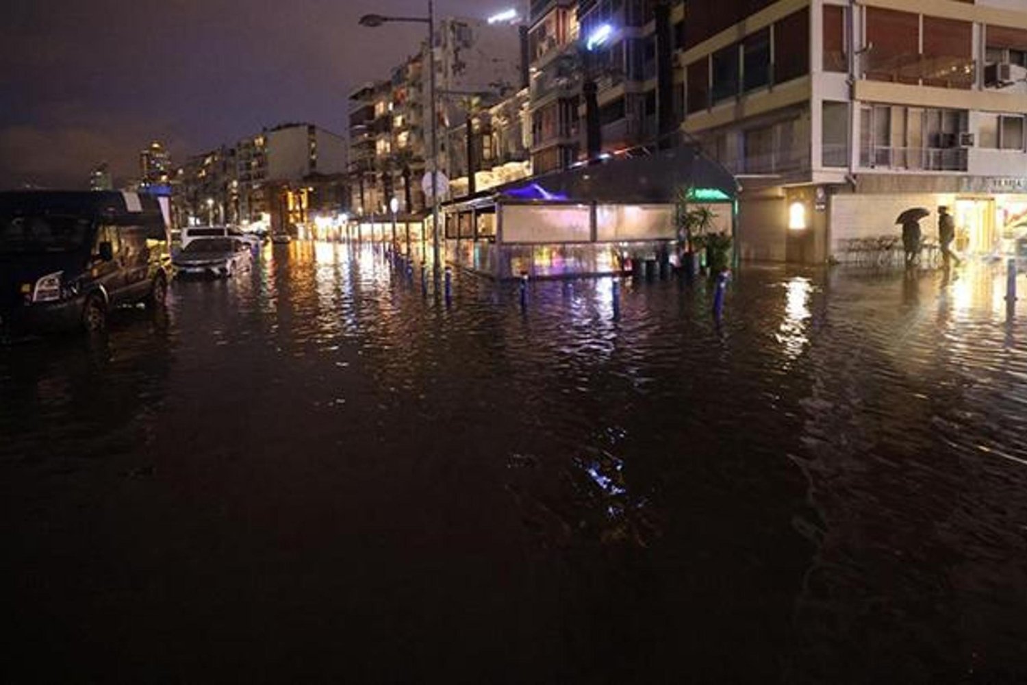 İzmir'de Gökgüçlendirici Yağış ve Rüzgarla Deniz Seviyesi Haziranüleniyor