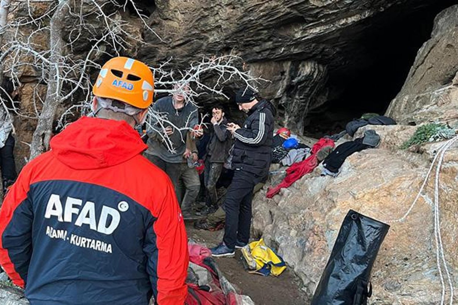 İzmir'de Mağara Kazası: Eğitmen 5 Metreden Düştü, Seferberlik Başlatıldı