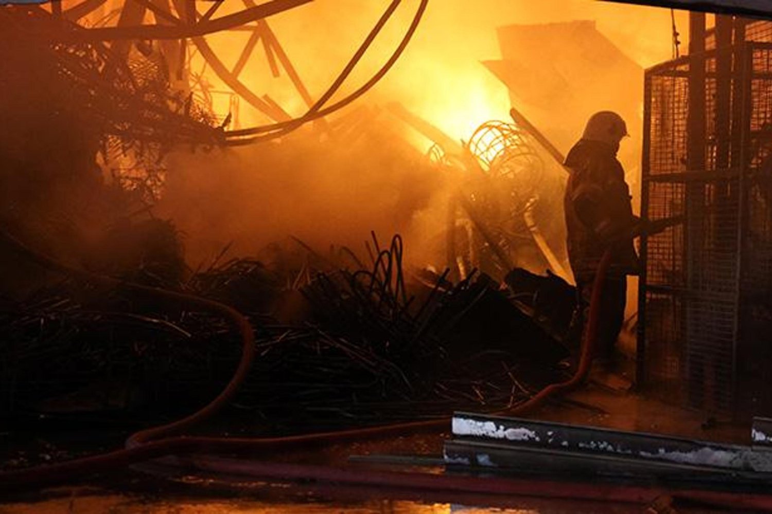 Buca'da Mobilya Atölyesinde Yangın Paniği Zamanında Söndürüldü