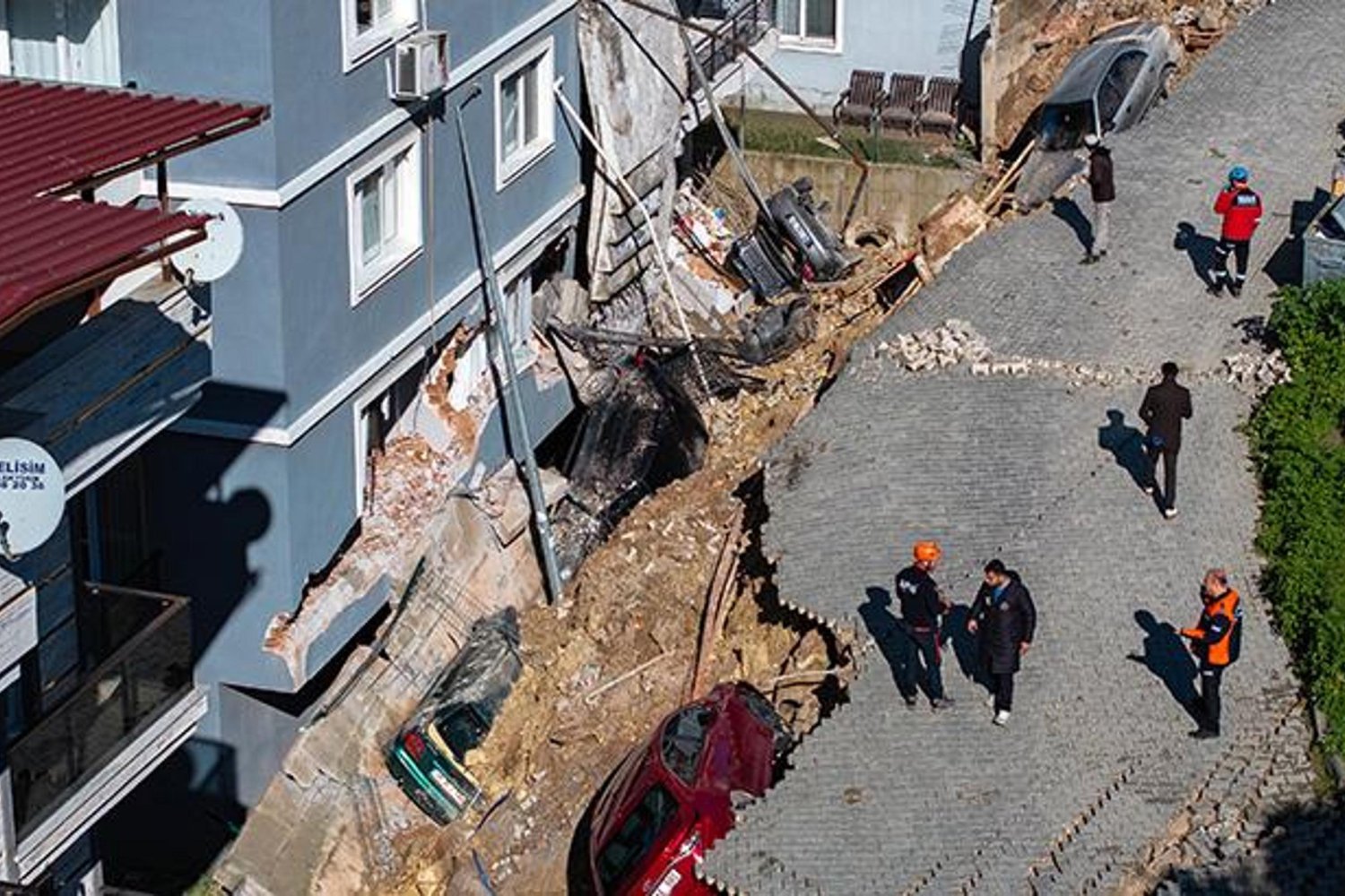 İstinat Duvarı Çöküşü Sonrası Menemen'de Büyük Hasar: 3 Bina Boşaltıldı