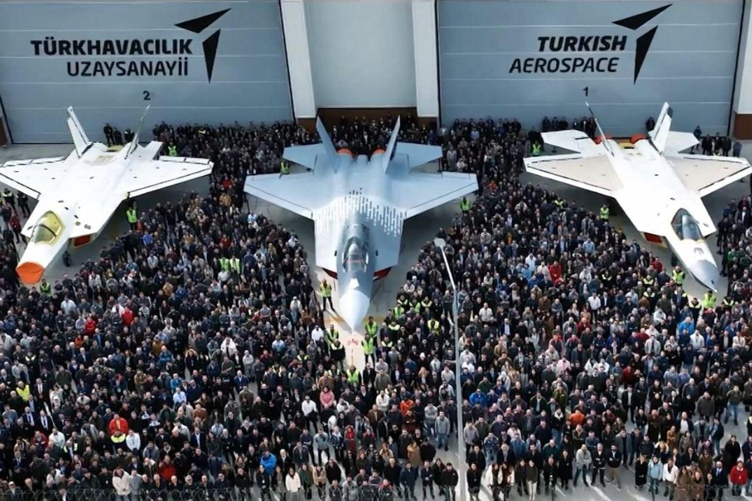 Milli muharip uçağımız KAAN ilk uçuşundan sonra güçlenerek gökyüzünde