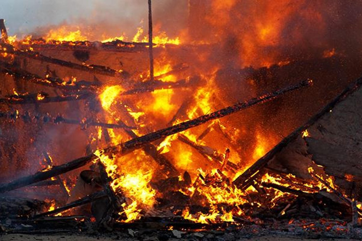 Bulgaristan'da Gizemli Ölüm Zinciri: Üç Kişi Yanmış Kulübe, Üçü Minibüste Ölü Bulundu