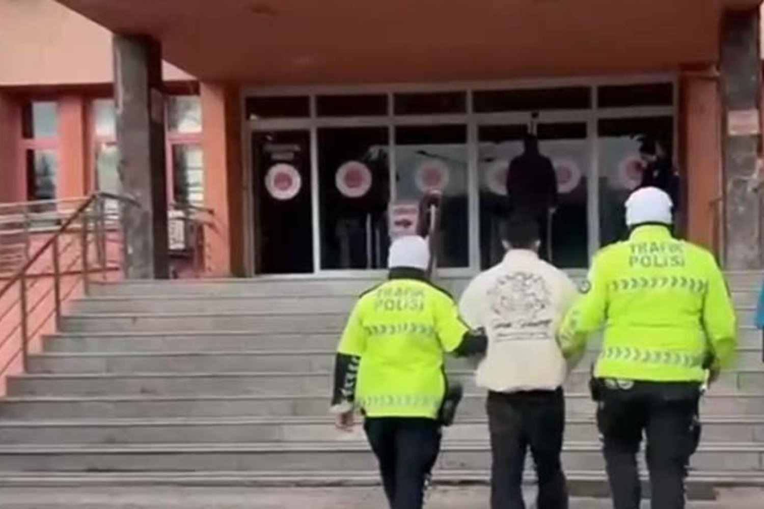 Balıklar Kayası Kavşağında Motosikletli Kaçış ve Trafik İhlali Şoku