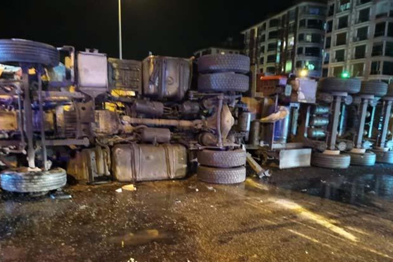 Balıkesir Edremit'te Tır Kazası: Sürücü Sıkıştı İtfaiye Kurtardı