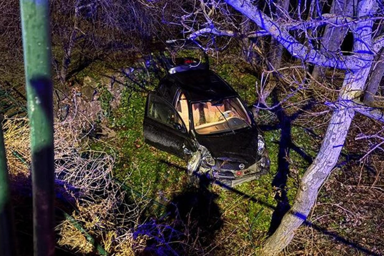 Korkutucu Kaza: Otomobil Bahçe Duvarından Düştü - Detaylar İçin Tıklayın