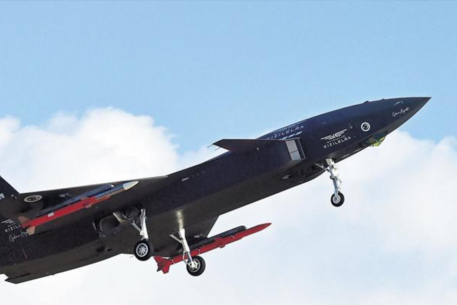 Türkiye'nin İlk İnsansız Savaş Uçağı Bayraktar KIZILELMA Test Uçuşuyla Göz Kamaştırdı