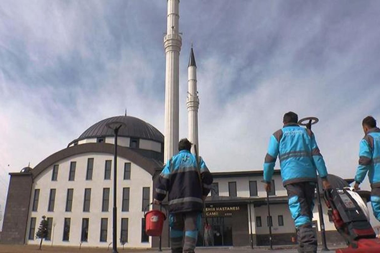 Camilerin Temizliğiyle Ramazan’a Hazırlık: Belediye Başkanı Çolakbayrakdar'dan Huzurlu İbadet Vurgusu