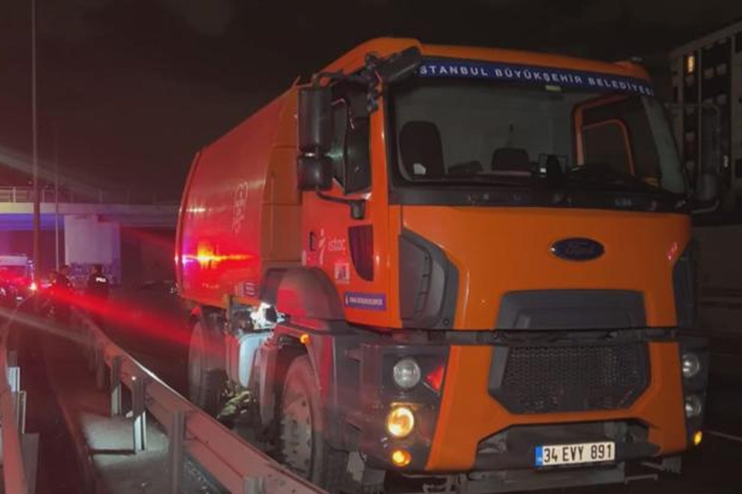 Küçükçekmece'de Trafik Kazası: Motosiklet ve Temizlik Aracı Çarpıştı, 2 Ölü