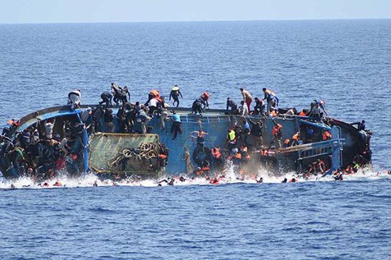 Libya Açıklarında Göçmen Botu Batması: Çok Sayıda Kişi Kayboldu