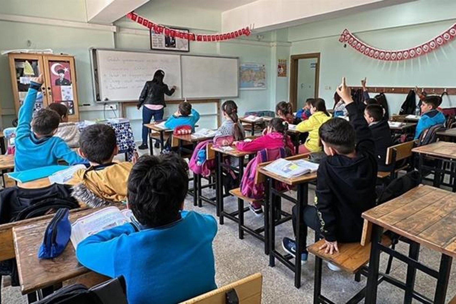 Deprem Yıldönümünde Hatay ve Malatya'da Eğitim Ara Verildi: Anma ve Kabir Ziyaretleri İçin İzinler