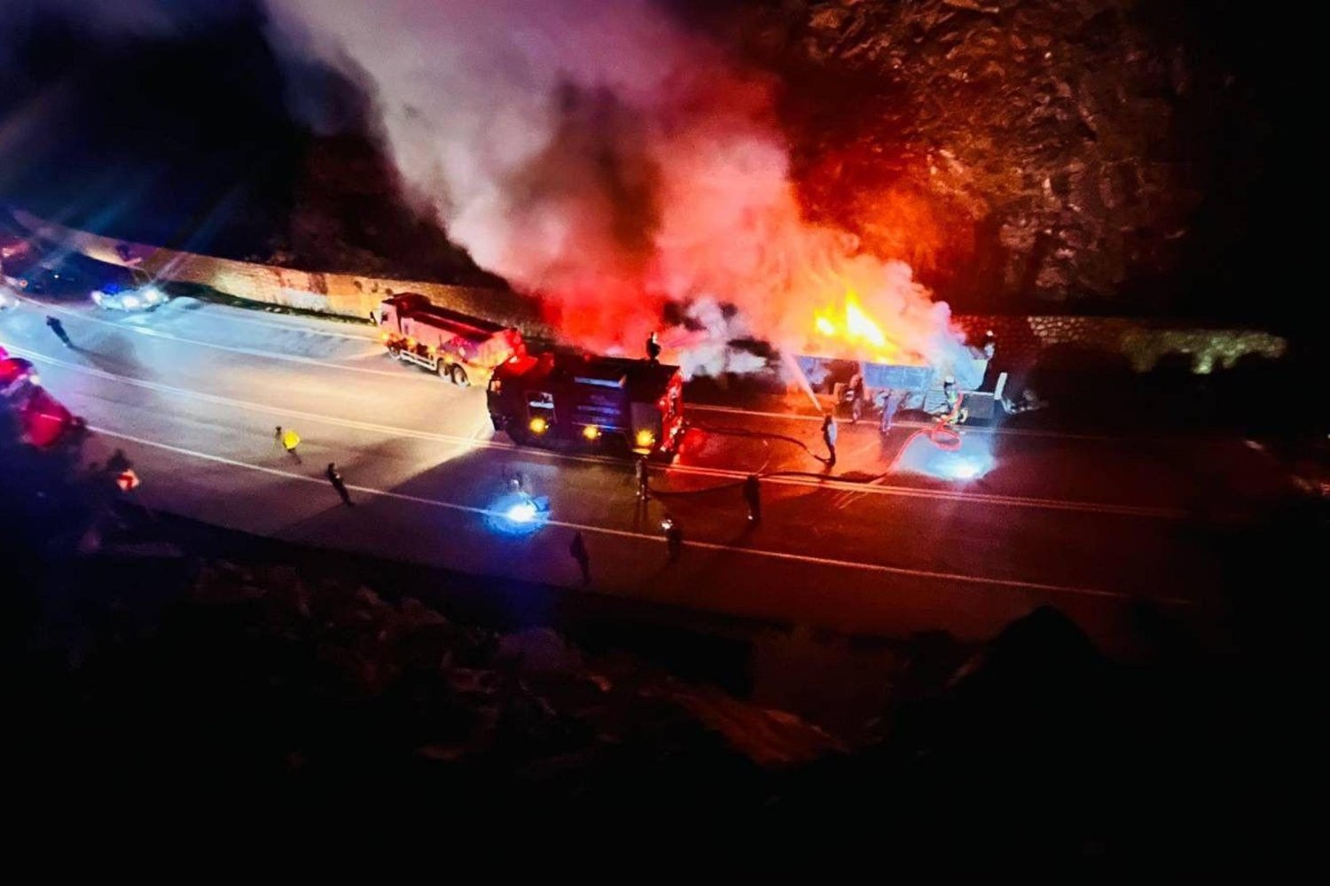 Antalya'da TIR Dorsesinde Yangın: Yük ve Dorse Tamamen Yandı