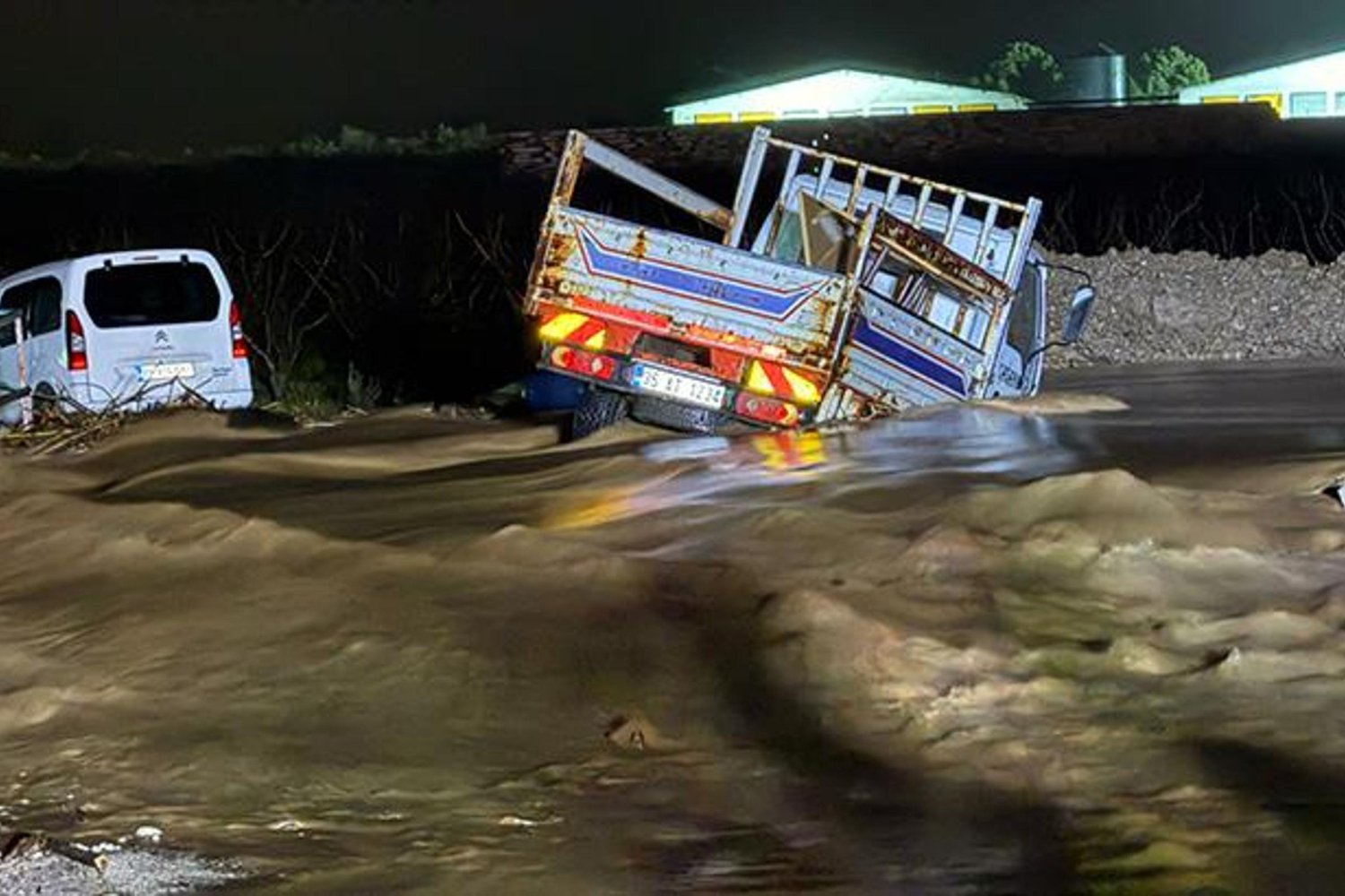 İzmirde Dere Taşması: İki Araç Sular Altında Kaldı