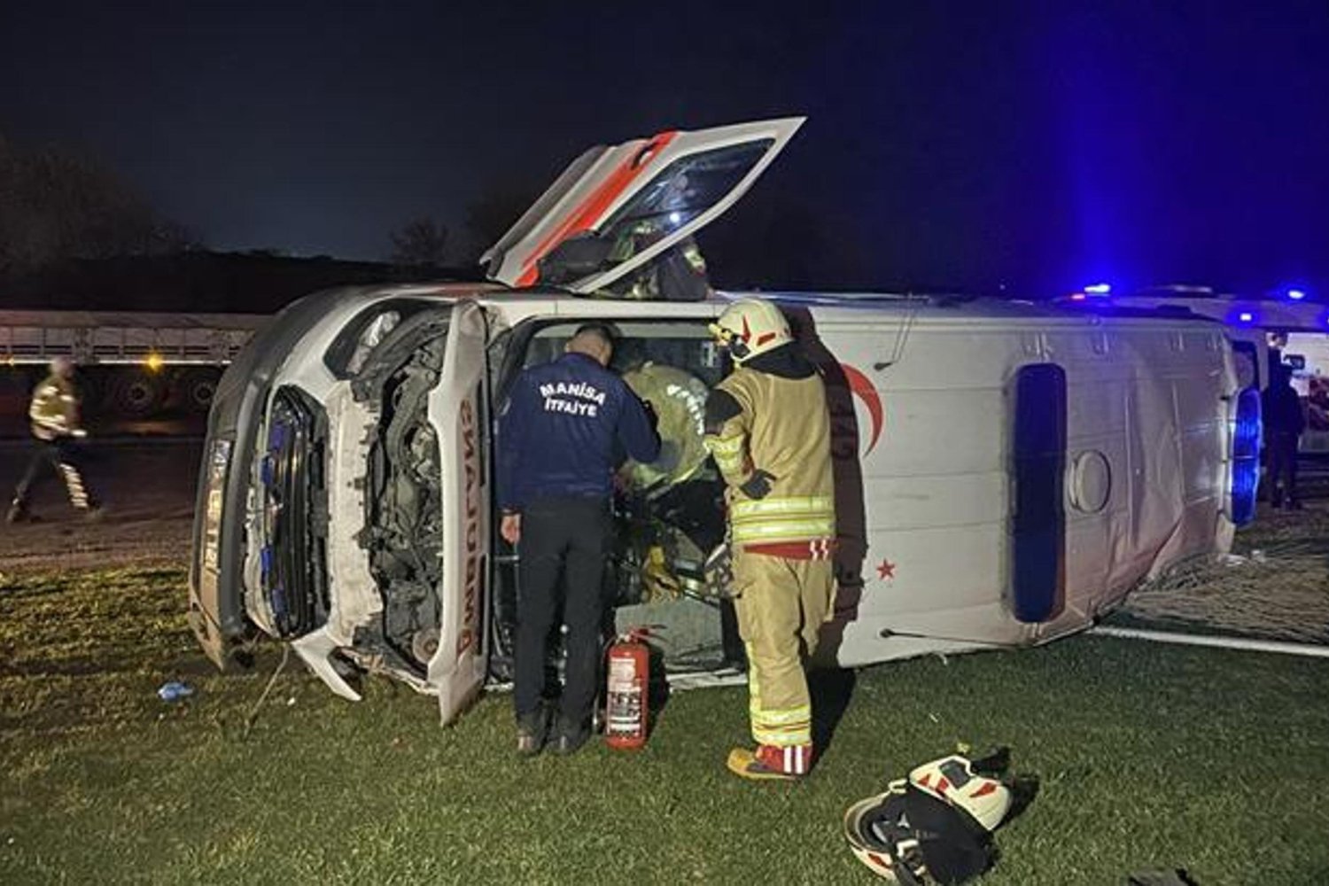 Manisa'da Trafik Kazası! Ambulans Devrildi, 5 Kişi Yaralandı
