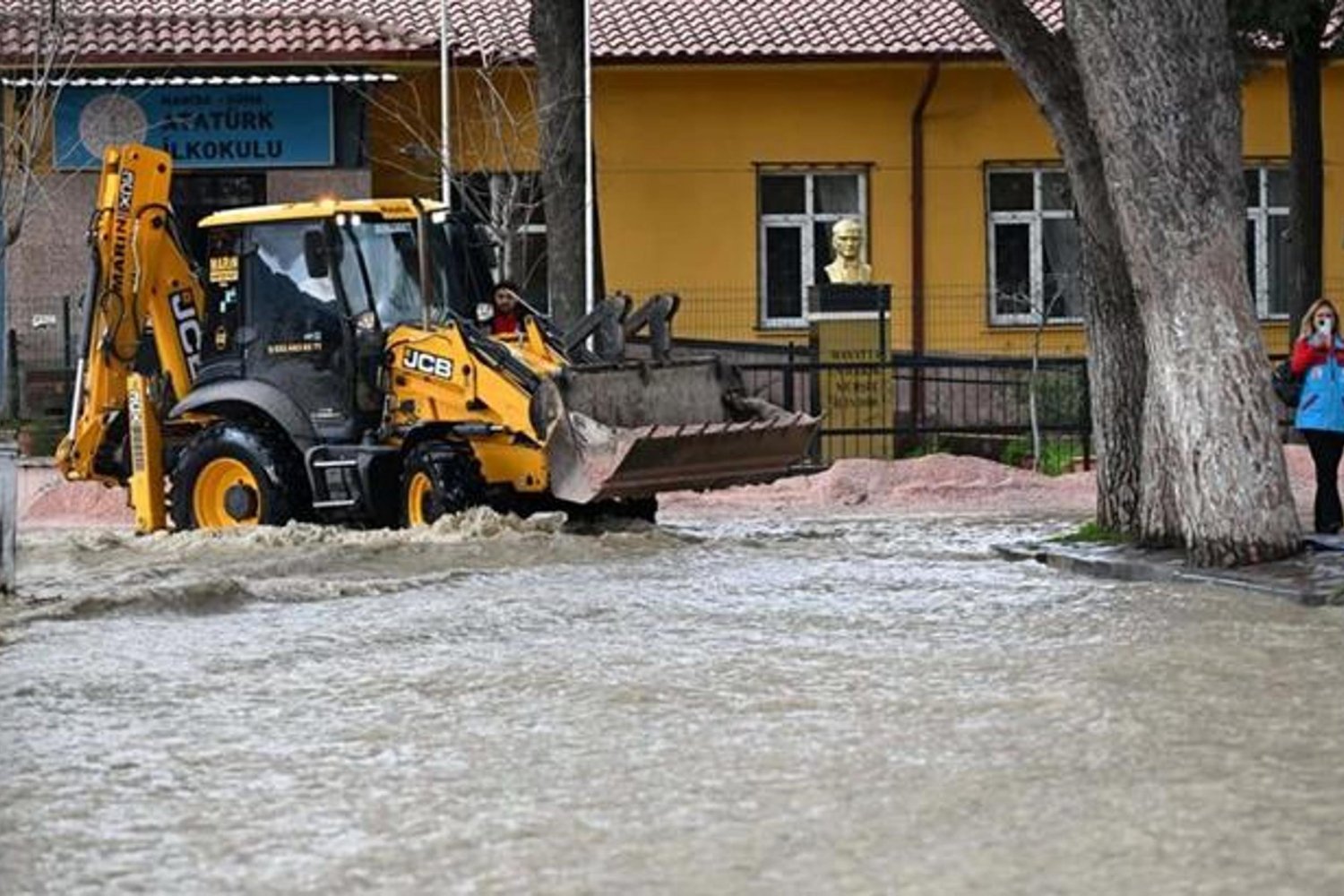 İstasyon Mahallesi'nde Seller: Bakırçay Nehri Taştı, Yollar Ulaşıma Kapandı