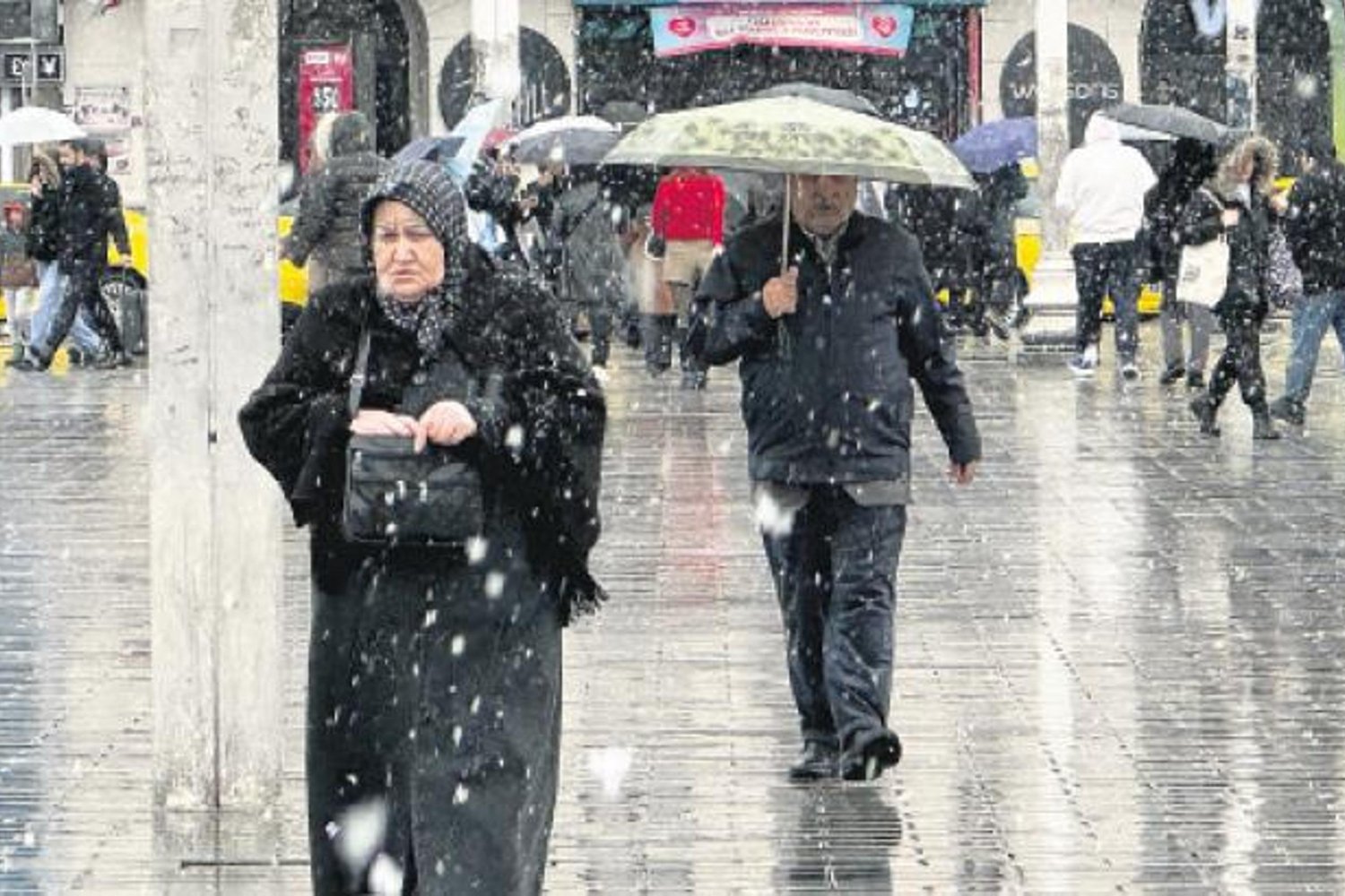 İstanbul ve Çevresinde Şiddetli Hava Koşulları: Sulu Kar ve Fırtına Çevreyi Felç Etti