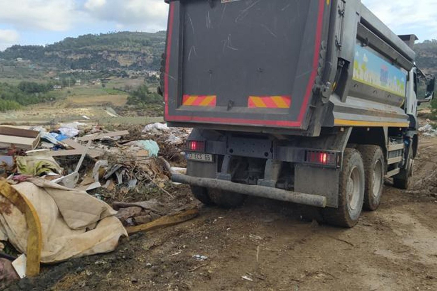 Mersin'de Belediye Aracının Ormanlık Alana Atığı Şok Eden Tespitler!