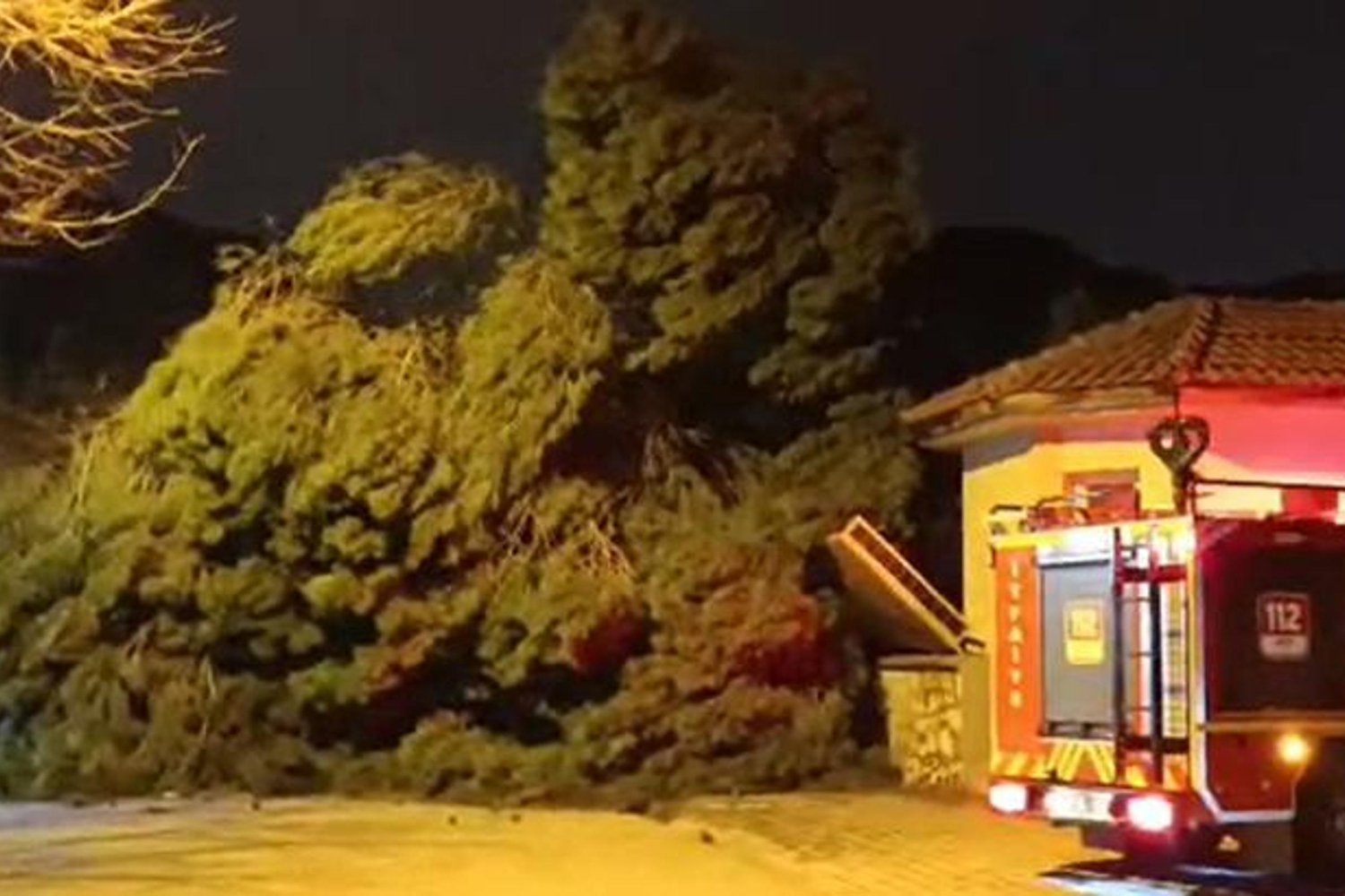 İstanbulda Şiddetli Rüzgar Fırtınası Camiyi ve Trafiği Vurdu!