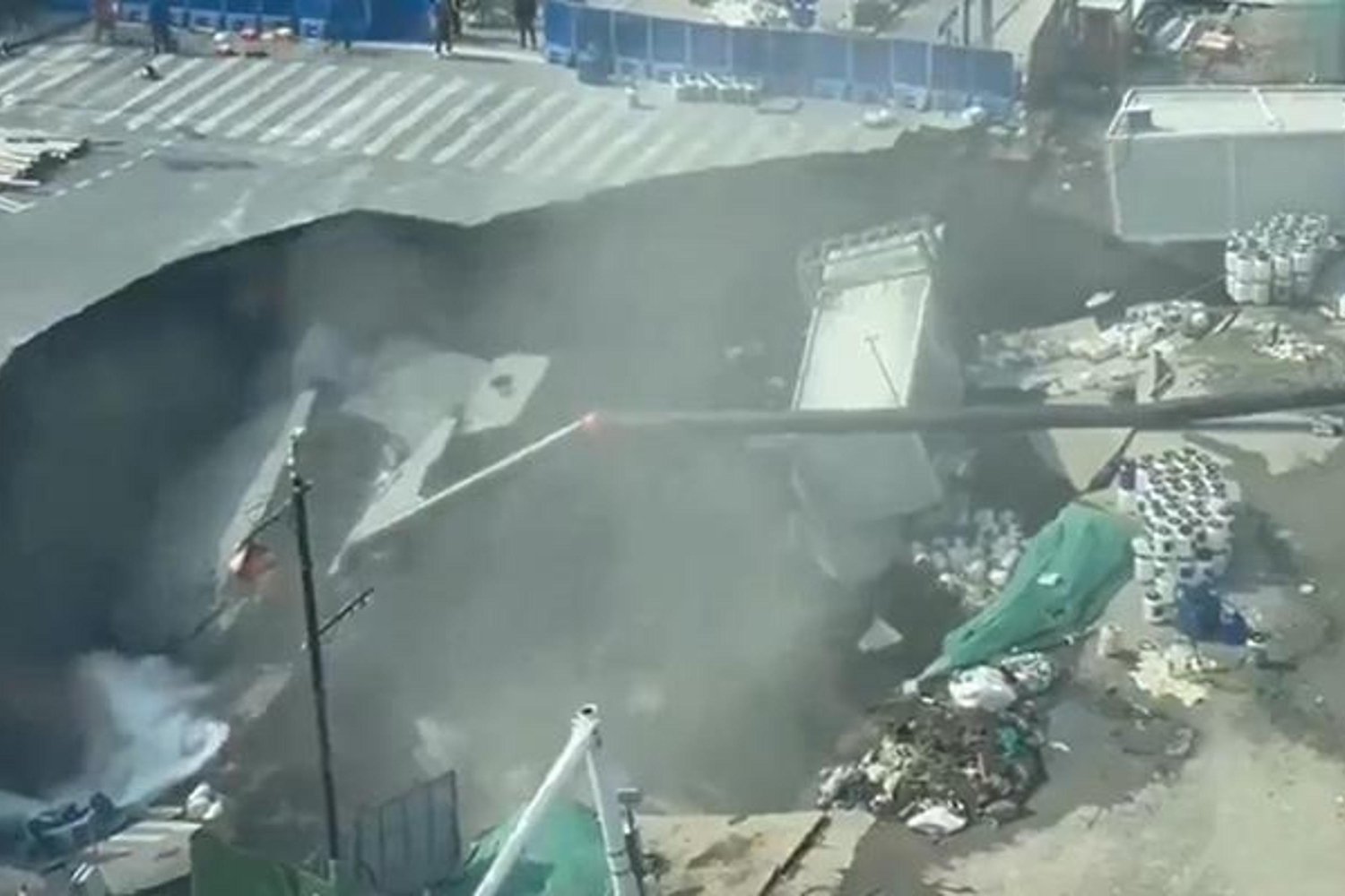 Çökmenin Yolu Yuttuğu Minhang İlçesinde Korkutan Olay