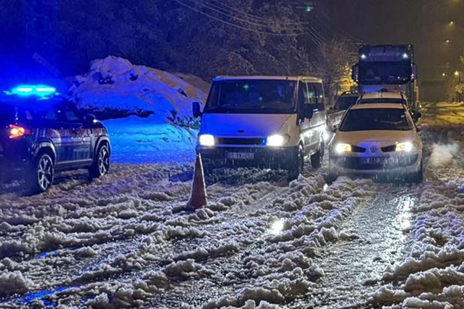 Muş-Bingöl Yolundaki Karla Mücadele: Mahsur Kalan Vatandaşlara Destek