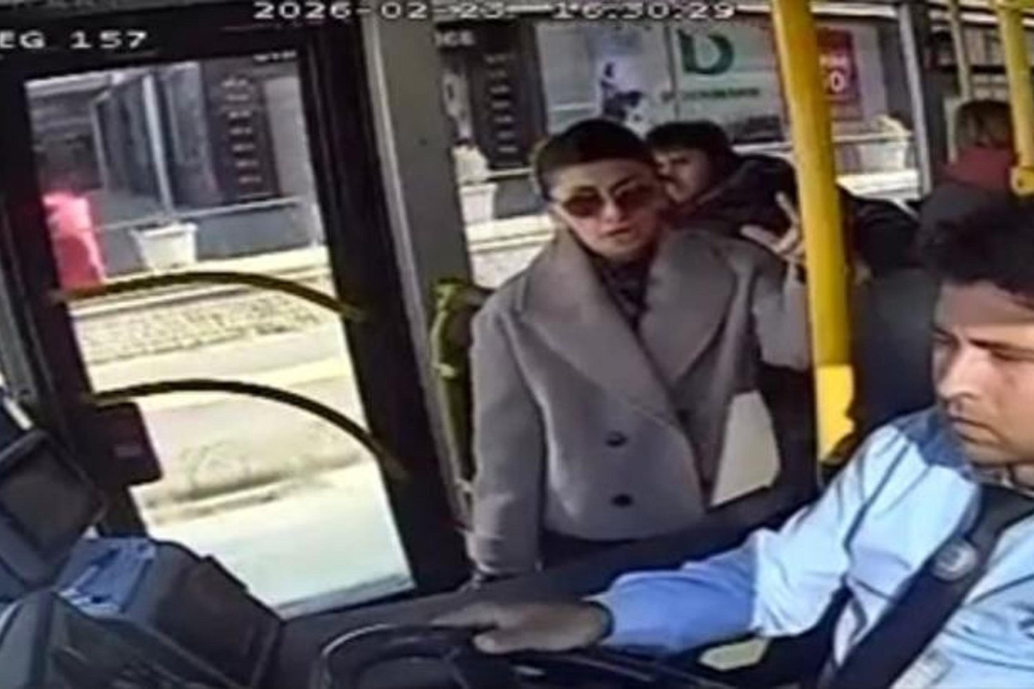 Otobüste Aniden Fenalaşan Yolcu Hastaneye Kaldırıldı - Güvenlik Kamerası Anları Özellikle Dikkat Çekiyor