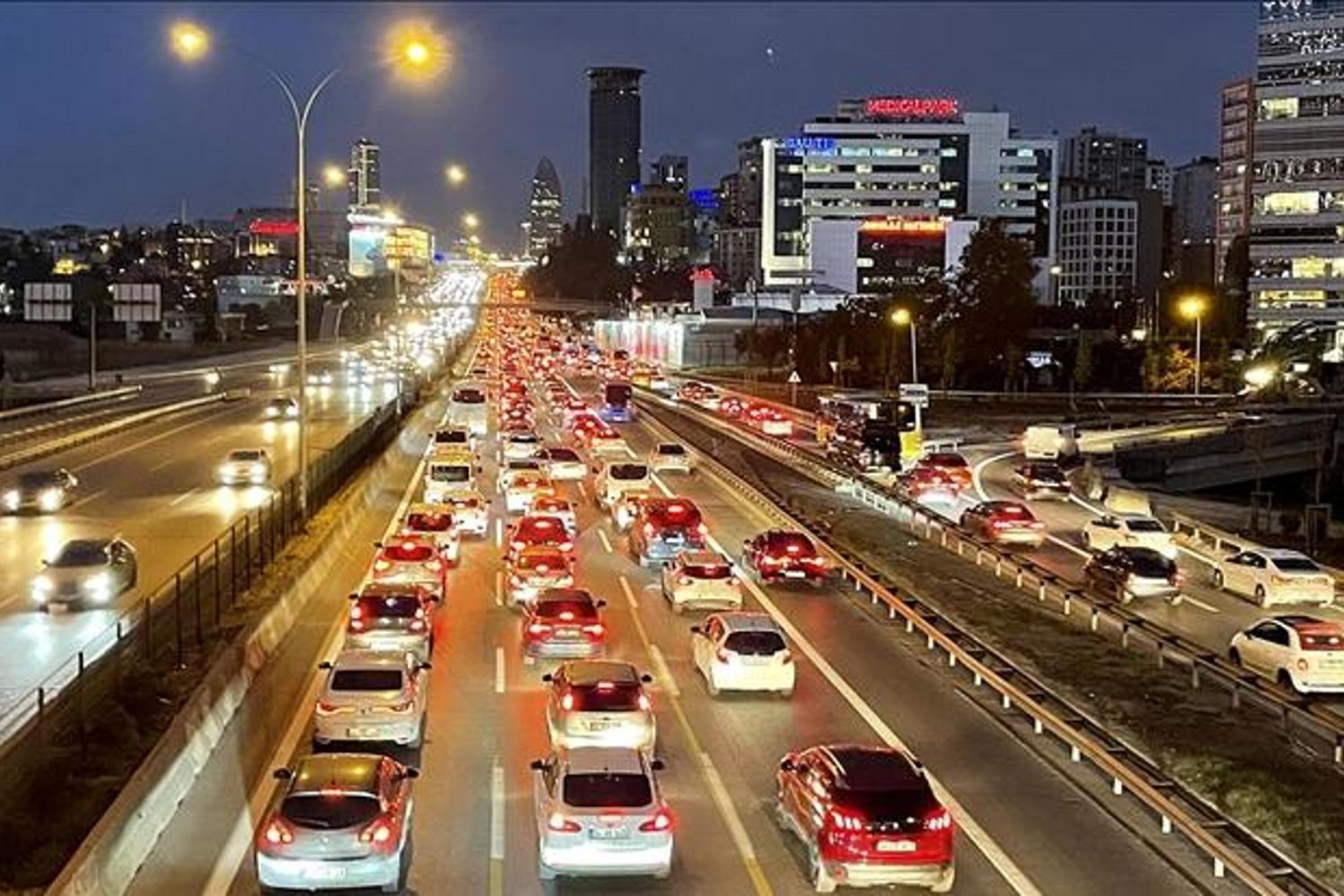 İstanbul'da Okullar Açıldı, Trafik Yoğunluğu %74'e Ulaştı