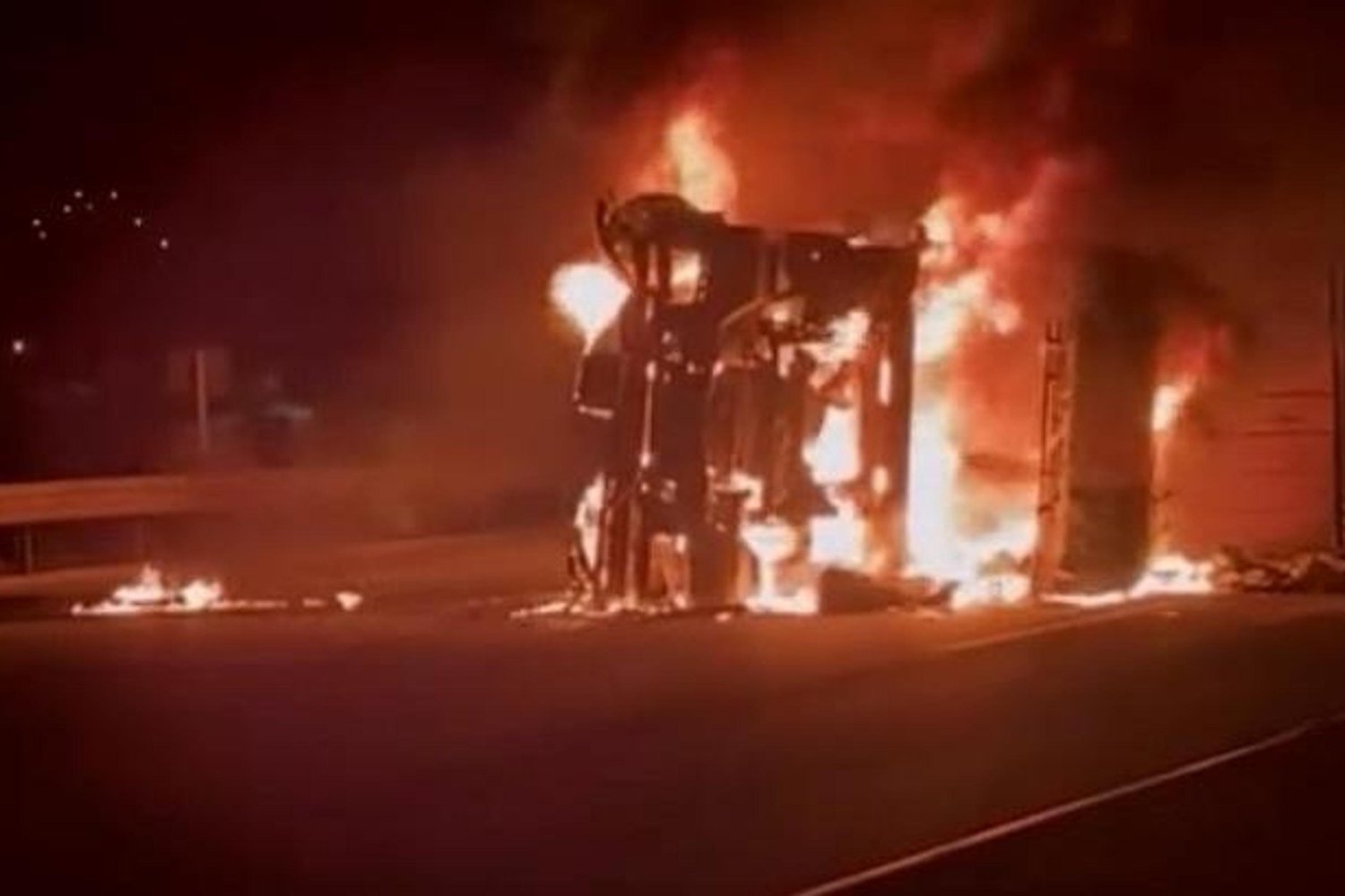 Ters Yöne Dinen TIR Yangını Şoke Etti: Direksiyon Kontrolünü Kaybetti!