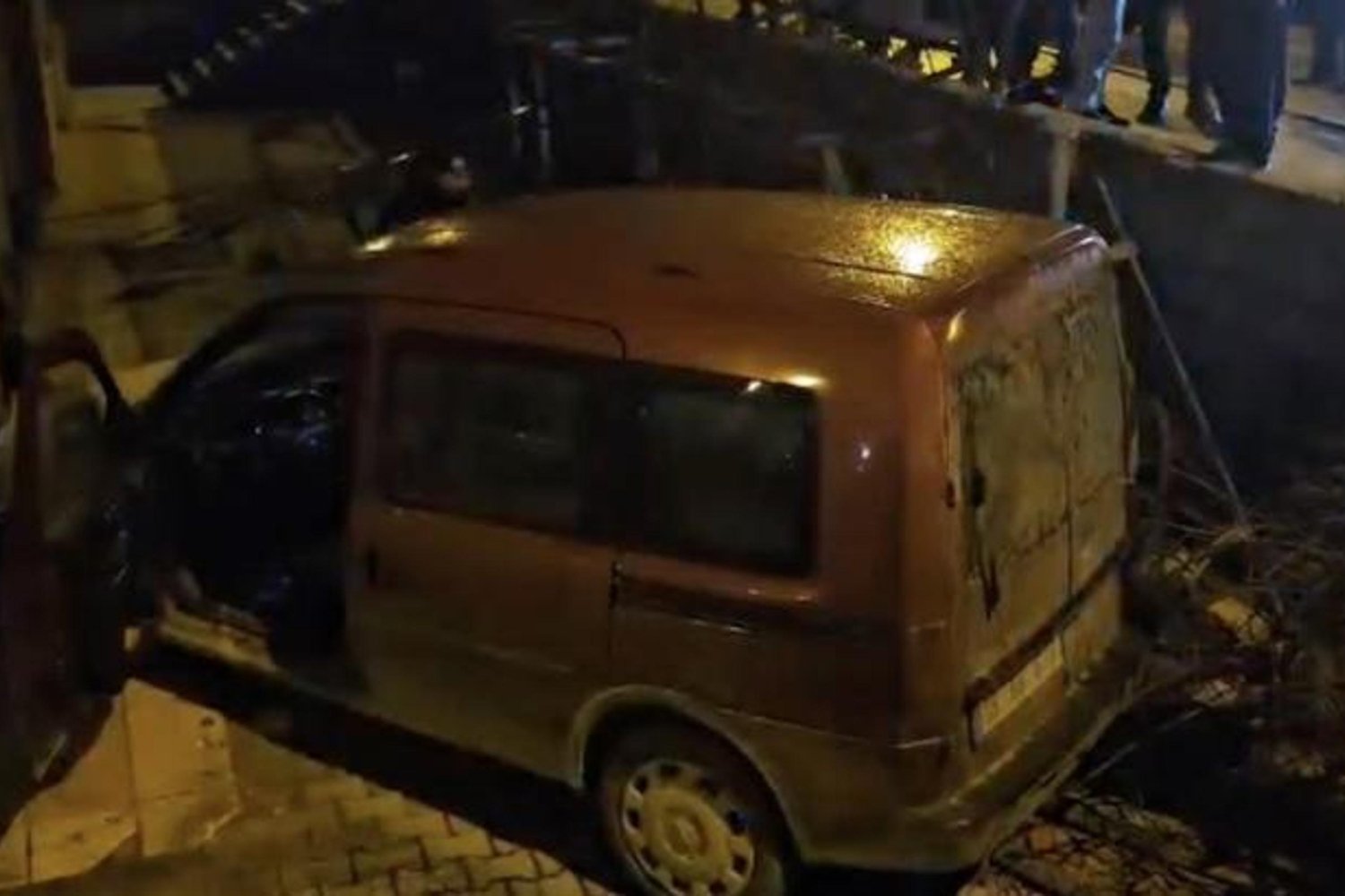 Kaza: Hafif Ticari Araç Apartmana Savruldu, Çift Yaralandı