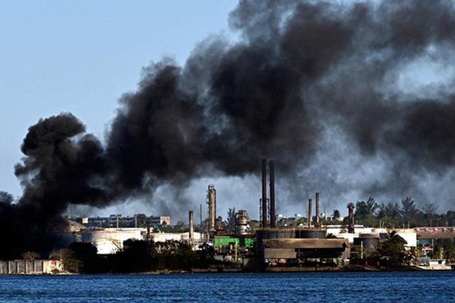 Küba'da Petrolden Sonra Yangın Alarmı! Niko Lopez Rafinerisi Dumanla Kaplandı